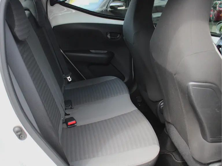 Toyota Aygo 1.0 VVT-i x-play Navigatie, Achteruitrijcamera, Carplay/Android Auto, Bluetooth, Airco afbeelding 32