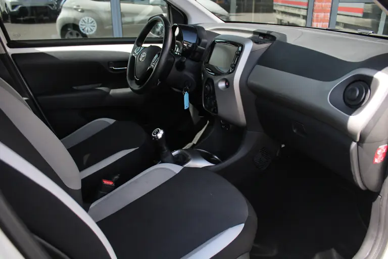 Toyota Aygo 1.0 VVT-i x-play Achteruitrijcamera, Bluetooth, Airco, Apple Carplay/Android Auto afbeelding 19