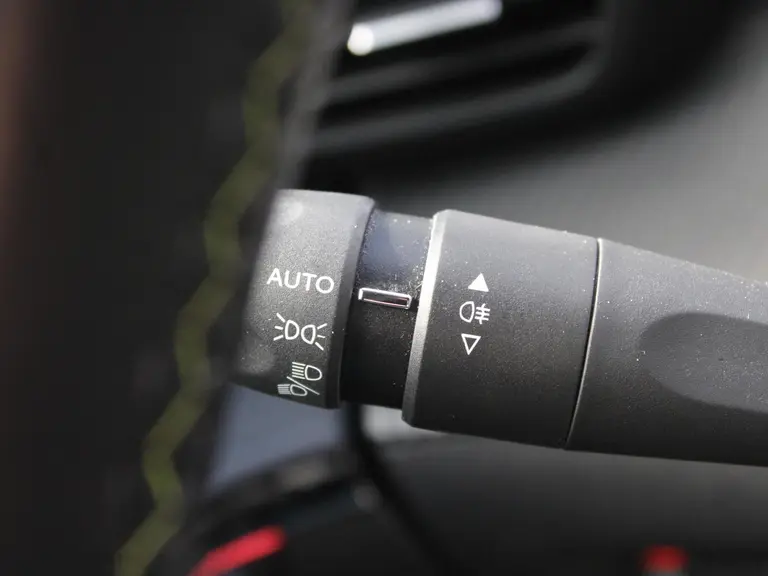Peugeot 208 1.2 PureTech 100PK GT Navigatie, Parkeerhulp voor & achter, Zwart dak, Camera Achter afbeelding 32