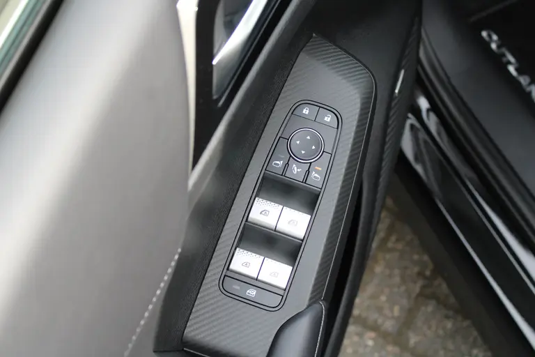 Mitsubishi Outlander 2.4 PHEV First Edition 20" LM velgen, Stuur+stoelverwarming, Standkachel, Premium audio, PDC V+A, afbeelding 17