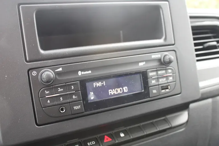 Renault Master Bakwagen + Laadklep T35 2.3 dCi 145PK Achteruitrijcamera, Airconditioning, Audio/BlueTooth, Cruise control, DHollandia Bakopbouw met laadklep, Energy Red By Renault afbeelding 24