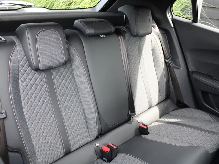 Peugeot e-2008 Allure 54 kWh 156PK inclusief batterijtest Navigatie, Rondomzichtcamera, Adaptieve Cruise Control, Keyless, Stoelverwarming afbeelding 15