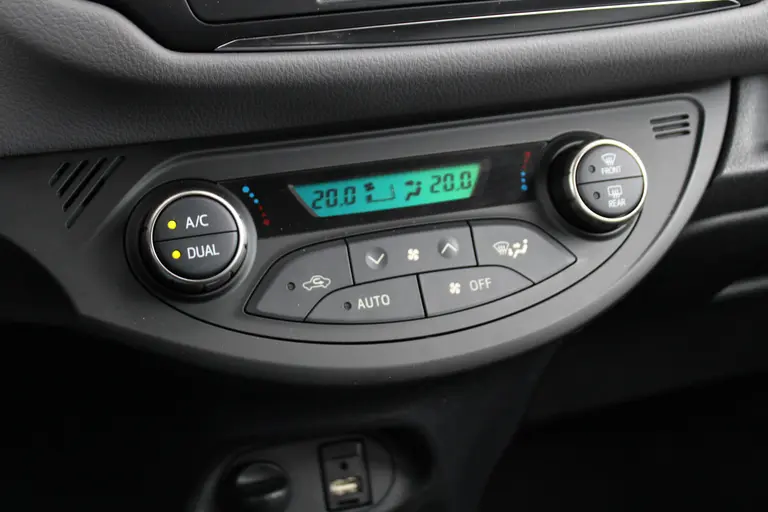 Toyota Yaris 1.3 100PK VVT-i Aspiration Cruise Control, Achteruitrijcamera, Bluetooth, Elektrische Ramen afbeelding 21