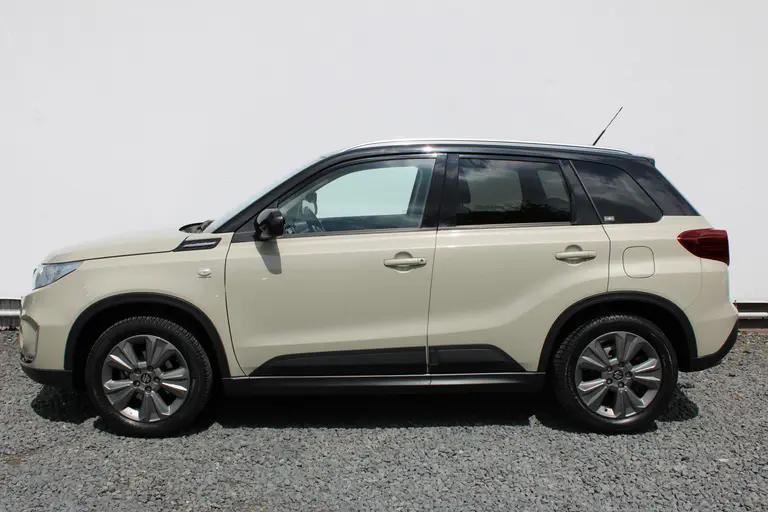 Suzuki Vitara 1.0 Boosterjet Select, Automaat, Trekhaak, All-Seasons, Parkeersensoren en Navigatie afbeelding 2