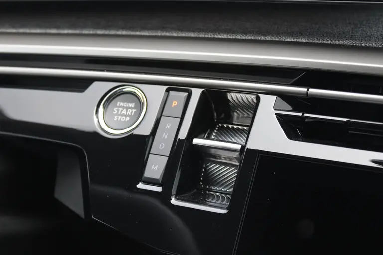 Peugeot 3008 1.2 Hybrid 136 GT Automaat, Keyless Entry/Start, Luxe Stoelen, Navigatie, Applecarpl./Andr. Auto afbeelding 23