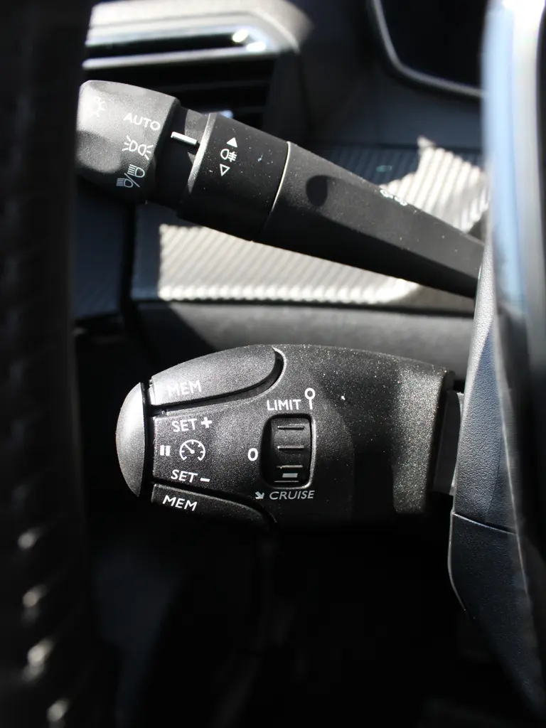 Peugeot 208 1.2 PureTech 100 Allure Navigatie, Stoelverwarming, Camera achter, Parkeerhulp voor & Achter, Lichtmetalen velgen afbeelding 13
