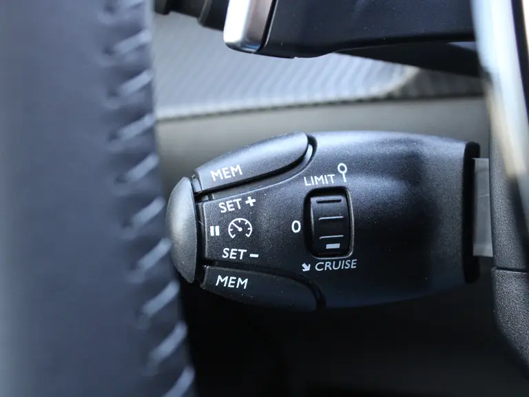 Peugeot 208 Allure 1.2 Hybrid 110PK e-DCS6 Automaat Navigatie, 360 camera, Lichtmetalen velgen, Parkeerhulp voor & achter, Cruise Control afbeelding 23