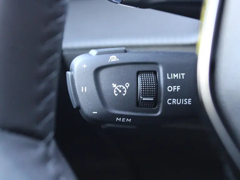 Peugeot 2008 Allure 1.2 Hybrid 145PK e-DCS6 Automaat Navigatie, Camera Voor & Achter, Keyless, Adaptieve Cruise Control afbeelding 22