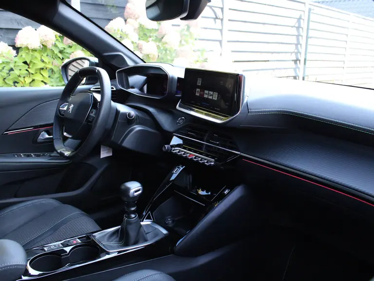 Peugeot 208 1.2 PureTech GT 100PK Navigatie, Panoramadak, Keyless start, Achteruitrijcamera, Apple CarPlay-Android Auto, Parkeersensoren voor & achter afbeelding 17