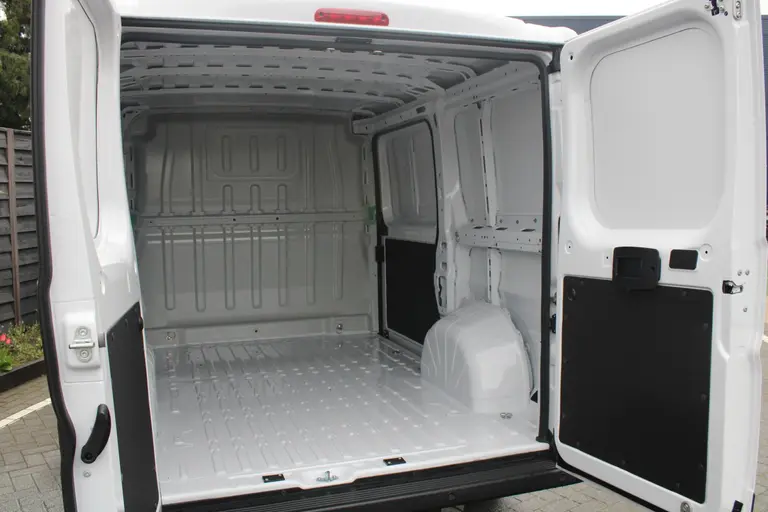 Citroën Jumper 2.2 BlueHDi 120 L1H1 3.0t Cruise Control, Leder Stuurwiel, Climate Control, Audio/Bluetooth, Parkeerhulp achter . afbeelding 24