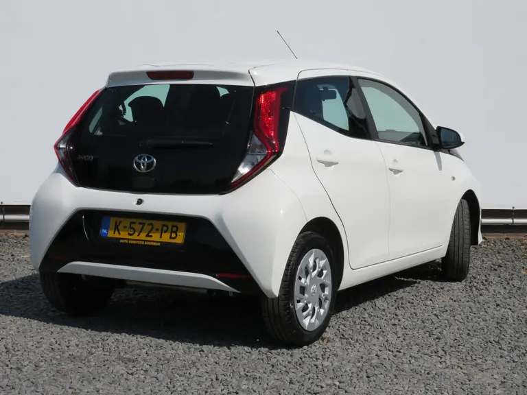 Toyota Aygo 1.0 VVT-i x-play, Camera, 1e Eig. en Dealer Onderhouden, Apple Carplay/ Android Auto afbeelding 3