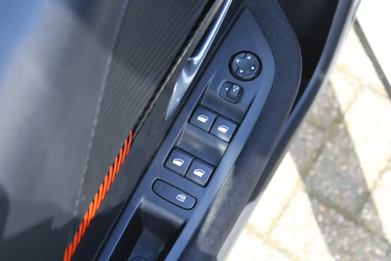 Peugeot 208 1.2 PureTech Active Pack 75pk, Applecarpl./Andr. Auto, Airco, Navigatie, Parkeersensor achter afbeelding 11