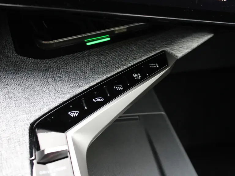 Peugeot 3008 Allure 1.2 Hybrid 145PK e-DCS6 Automaat Navigatie, Achteruitrijcamera, Keyless Entry & Start Stoelverwarming, Apple Carplay, Android Auto afbeelding 31
