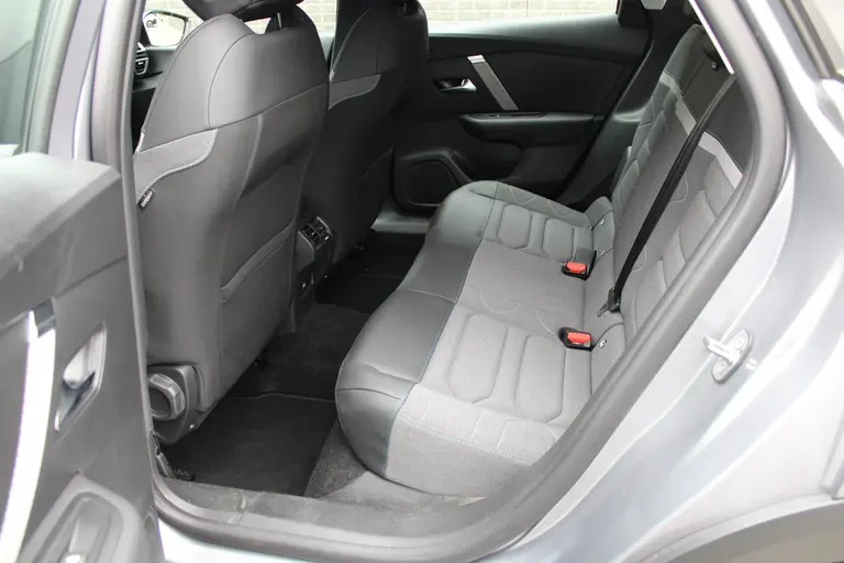 Citroën C4 1.2 Puretech 130 You Cruise/Climate control, Camera, Apple carplay/Android, Radio/DAB, afbeelding 32