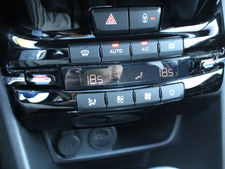 Peugeot 208 1.2 PureTech Tech 110PK Edition 5-drs Parkeerhulp voor en achter met camera, Navigatie, Apple Carplay/AndroidAuto, Panoramadak afbeelding 30