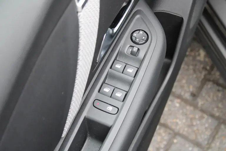 Citroën C4 1.2 Puretech Plus 131pk, Automaat, Navigatie, Keyless Entry/Start, Luxe bekleding, Achteruitrijcamera afbeelding 13