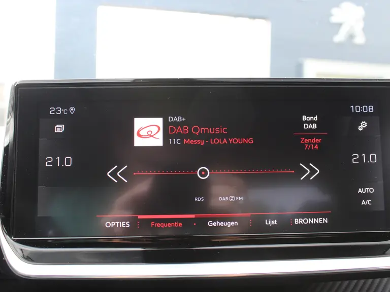 Peugeot 2008 GT-Line 1.2 PureTech 130PK Trekhaak, Navigatie, Achteruitrijcamera, Keyless Start, Parkeersensoren afbeelding 26