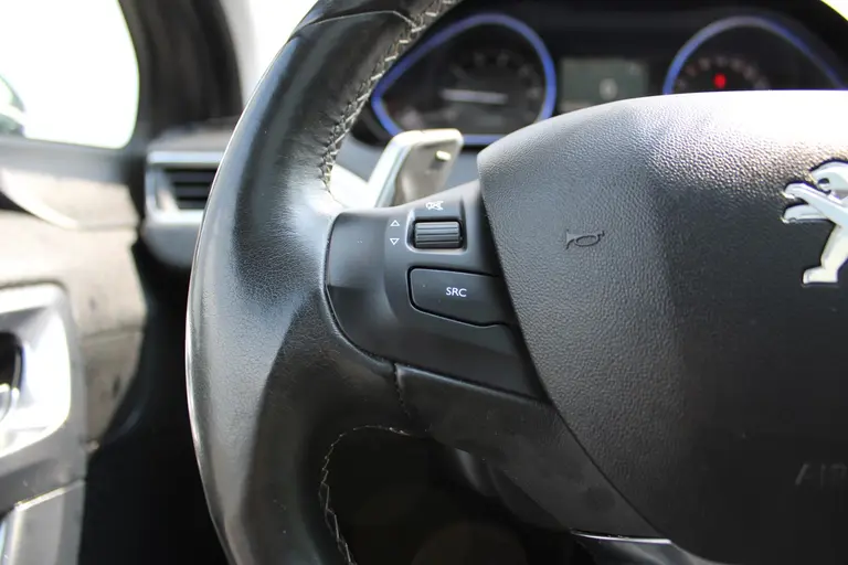 Peugeot 2008 1.2 VTi Allure Pack Premium Plus, Automaat, Navigatie, Parkeersensoren voor en achter afbeelding 22
