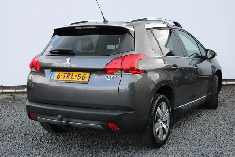 Peugeot 2008 1.2 VTi Allure Pack Premium Plus, Automaat, Trekhaak, All-Seasonbanden, Navigatie, Parkeersensoren voor en achter afbeelding 3