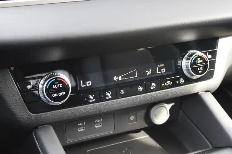 Mitsubishi Outlander 2.4 PHEV First Edition 20" LM velgen, Stuur+stoelverwarming, Standkachel, Premium audio, PDC V+A, Trekgewicht 1.600 KG. afbeelding 33