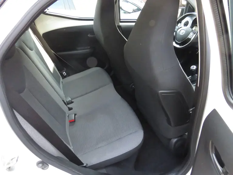 Toyota Aygo 1.0 VVT-i x-play, Camera, 1e Eig. en Dealer Onderhouden, Apple Carplay/ Android Auto afbeelding 11