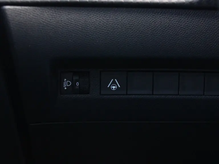 Peugeot 208 Allure 1.2 Hybrid 100PK e-DCS6 Automaat Keyless, Navigatie, Achteruitrijcamera, Stoelverwarming, Adaptieve Cruise Control afbeelding 17