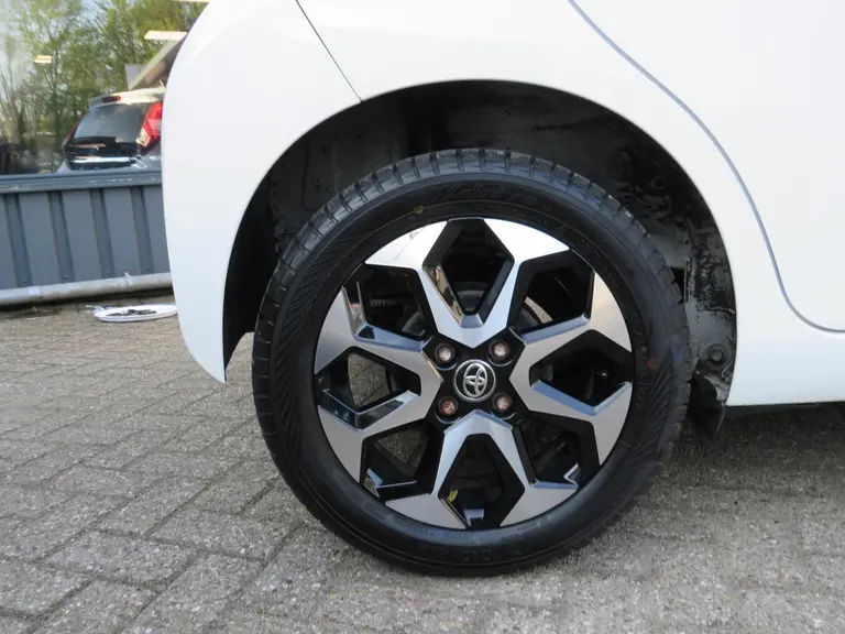 Toyota Aygo 1.0 VVT-i x-joy 1e Eigenaar, Dealer onderhouden, Achteruitrijcamera en LM-Velgen afbeelding 4