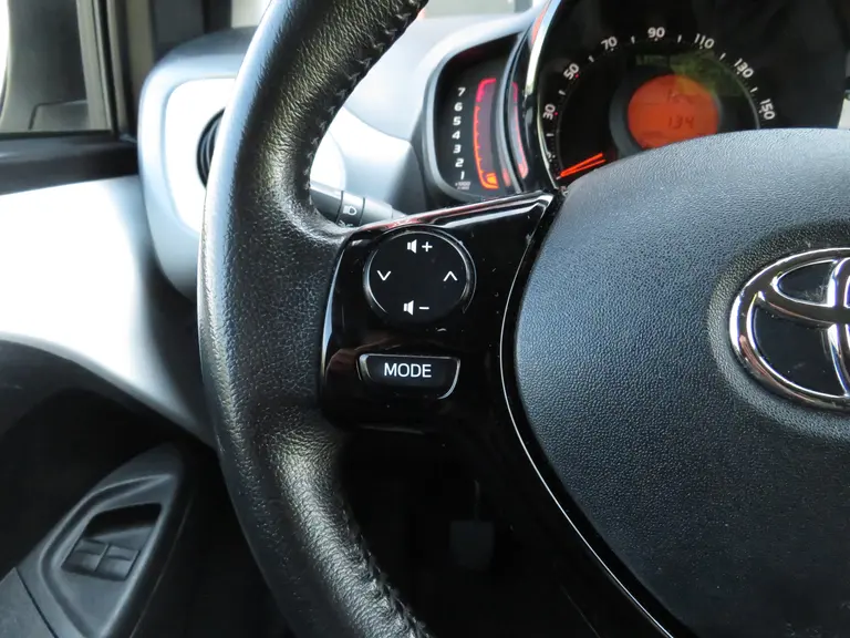 Toyota Aygo 1.0 VVT-i x-joy 1e Eigenaar, Dealer onderhouden, Achteruitrijcamera en LM-Velgen afbeelding 21