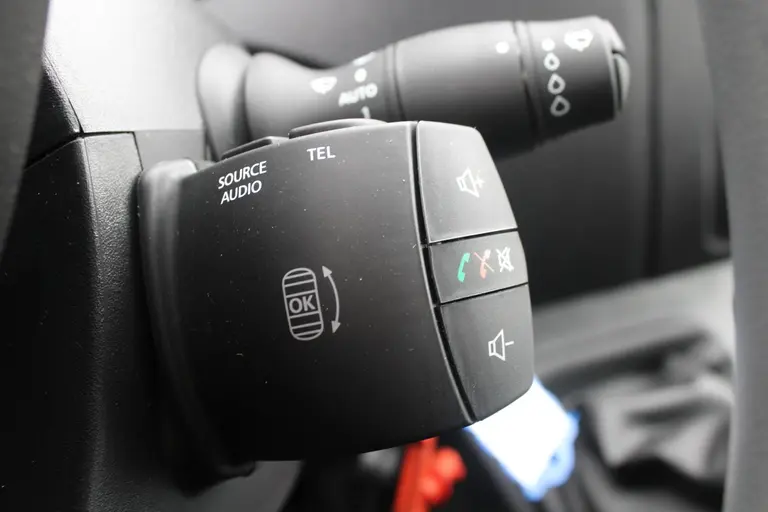 Renault Master Bakwagen + Laadklep T35 2.3 dCi 145PK Achteruitrijcamera, Airconditioning, Audio/BlueTooth, Cruise control, DHollandia Bakopbouw met laadklep, Energy Red By Renault afbeelding 28