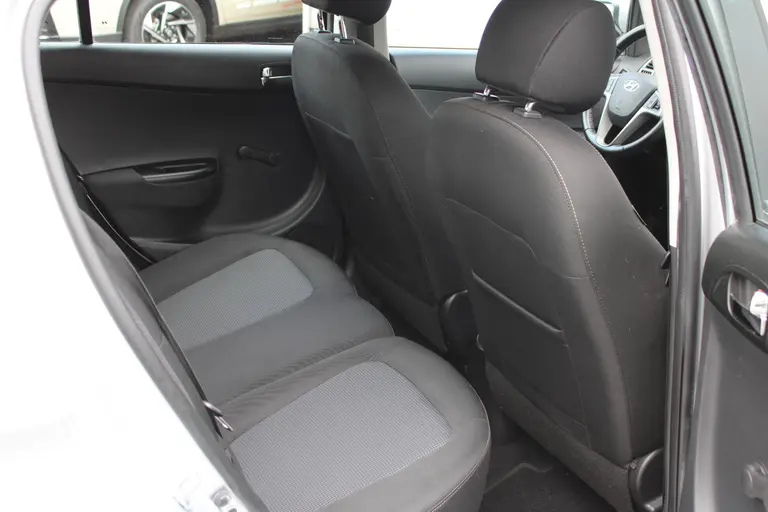 Hyundai i20 1.2i i-Motion 5-Deurs Afneembare Trekhaak, Airco, Parkeersensoren Achter, Radio/CD Speler afbeelding 18