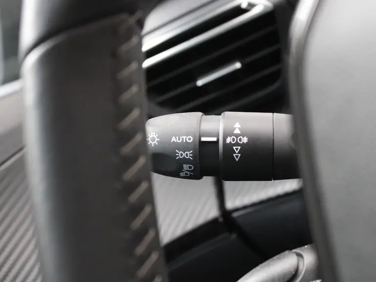 Peugeot e-2008 Active Pack 50 kWh 136PK Navigatie, Achteruitrijcamera, Apple Carplay, Android Auto, Climate Control afbeelding 18