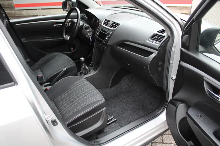 Suzuki Swift 1.2 Bandit EASSS ,Cruise-Control, 1e Eigenaar en Dealer onderhouden! afbeelding 14