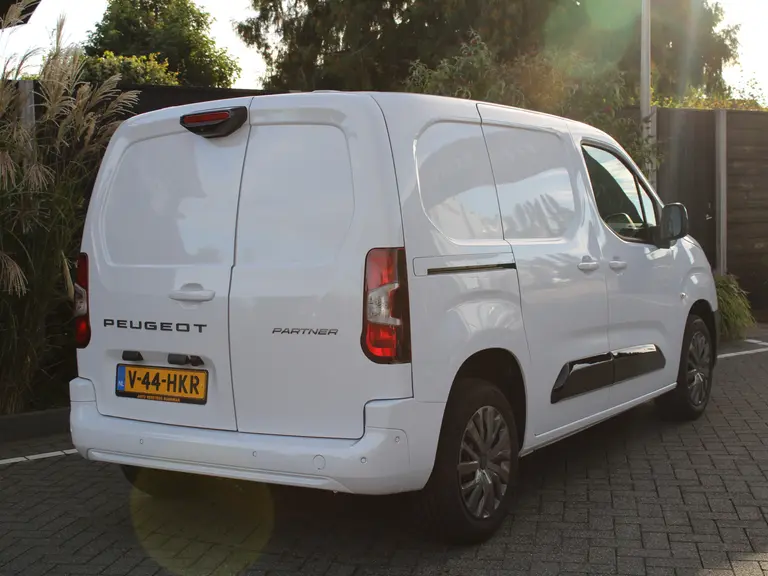 Peugeot Partner 1.5 BlueHDi 100PK S&S L1 Navigatie, Achteruitrijcamera, Trekhaak, Dab, Bluetooth, Parkeersensoren voor & achter afbeelding 8