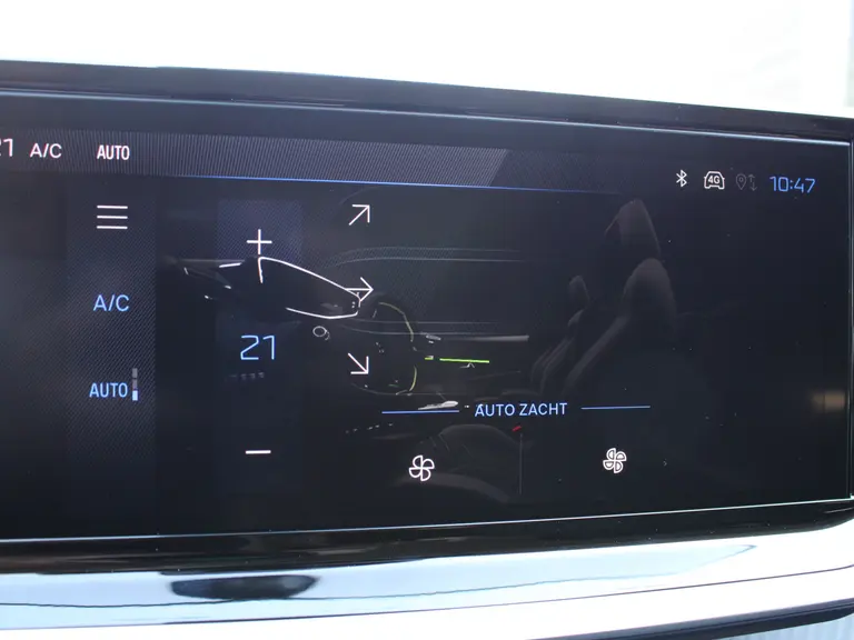 Peugeot 208 Allure 1.2 Hybrid 110PK e-DCS6 Automaat Navigatie, 360 camera, Lichtmetalen velgen, Parkeerhulp voor & achter, Cruise Control afbeelding 17
