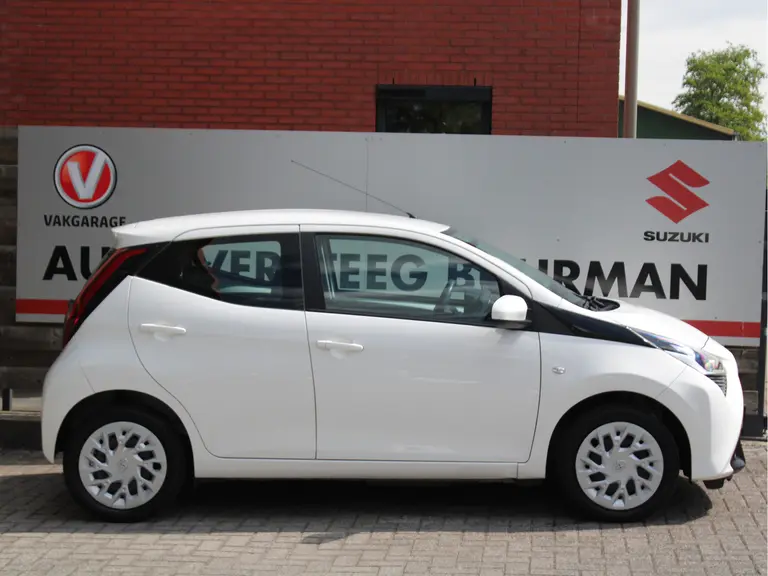 Toyota Aygo 1.0 VVT-i x-play Navigatie, Achteruitrijcamera, Carplay/Android Auto, Bluetooth, Airco afbeelding 12
