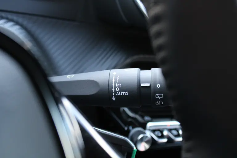 Peugeot 2008 1.2 PureTech 100PK Allure Navigatie, Camera Achter, Draadloze telefoonlader, Parkeerhulp voor en achter afbeelding 20