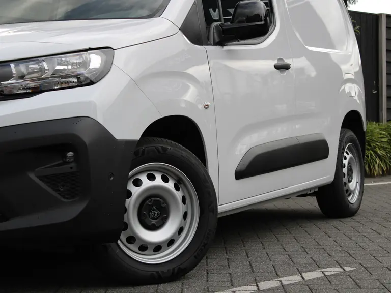 Peugeot Partner 1.5 BlueHDi 130PK EAT8 S&S L1 Automaat Trekhaak, Navigatie, Airconditioning, Camera achter & zijkant, Parkeerhulp voor & achter, Betimmering afbeelding 2