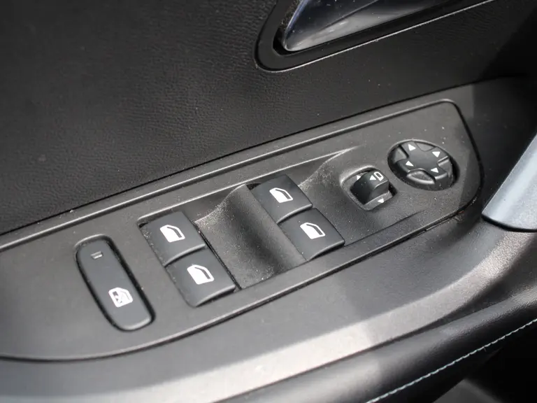 Peugeot 2008 Allure 1.2 PureTech 130PK EAT8 Automaat Navigatie, Achteruitrijcamera, Parkeersensoren, Dab, Apple Carplay. Android Auto afbeelding 15