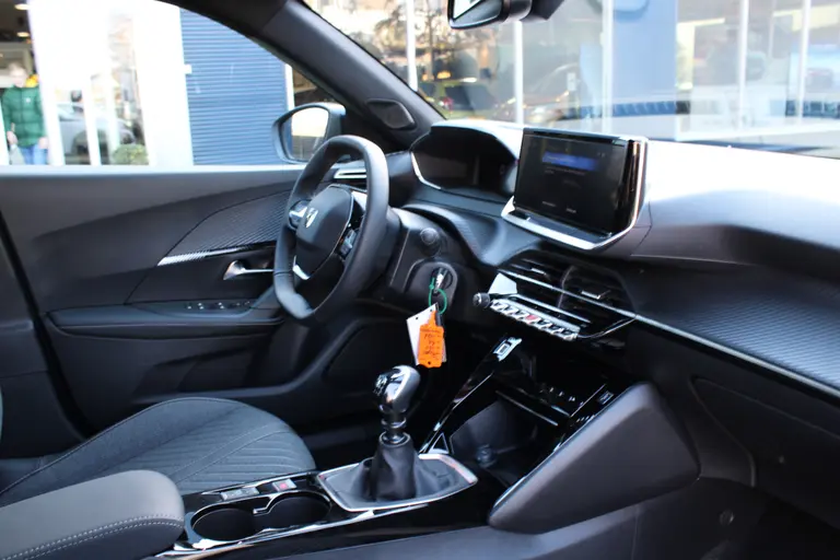 Peugeot 2008 1.2 PureTech 100PK Allure Navigatie, Camera Achter, Draadloze telefoonlader, Parkeerhulp voor en achter afbeelding 32