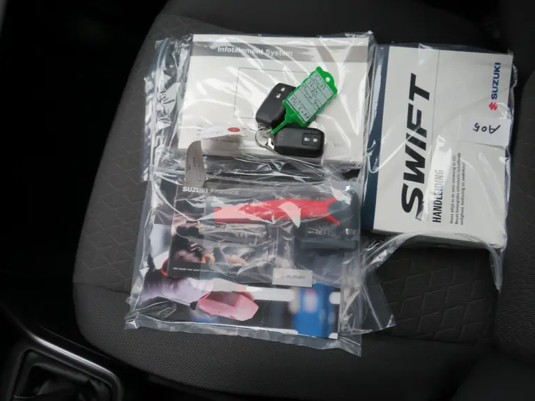 Suzuki Swift 1.2 Style Smart Hybrid, NIEUW 6 JAAR GARANTIE! Bodykit en Stootlijsten in Piano Black afbeelding 27