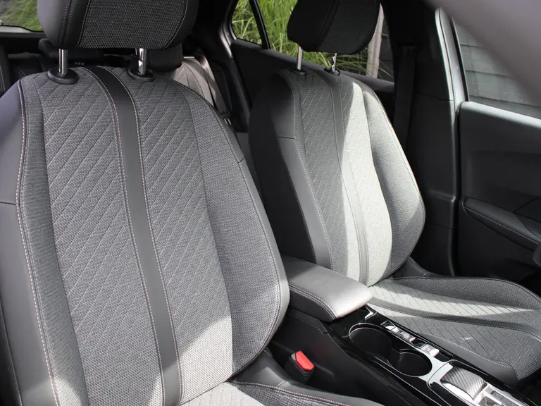 Peugeot e-2008 Allure 54 kWh 156PK inclusief batterijtest Navigatie, Rondomzichtcamera, Adaptieve Cruise Control, Keyless, Stoelverwarming afbeelding 16