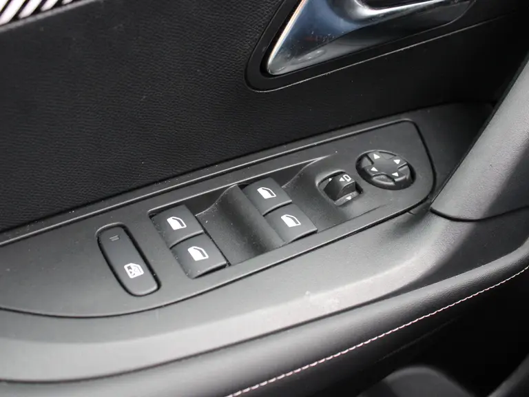 Peugeot e-2008 Allure 54 kWh 156PK Navigatie, Rondomzichtcamera, Adaptieve Cruise Control, Keyless, Stoelverwarming afbeelding 17