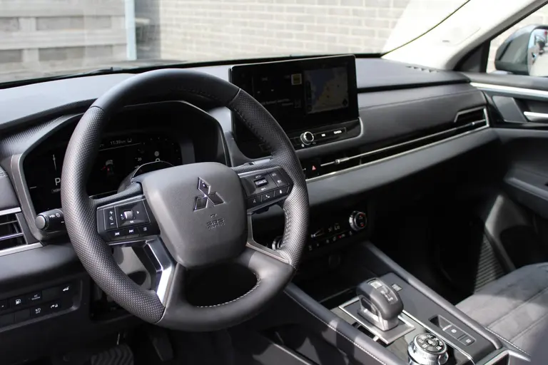 Mitsubishi Outlander 2.4 PHEV First Edition 20" LM velgen, Stuur+stoelverwarming, Standkachel, Premium audio, PDC V+A, Trekgewicht 1.600 KG. afbeelding 9