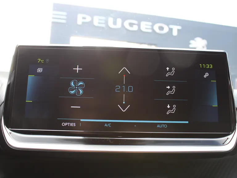 Peugeot e-2008 EV GT 50 kWh Navigatie, Lichtmetalen velgen 18 inch, Keyless Entry, Dodehoek detectie afbeelding 27