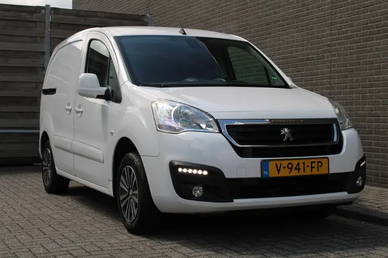 Peugeot Partner 120 1.6 BlueHDi 75 L1 Première Trekhaak, Parkeersensor achter, Cruise Control, Airco afbeelding 24