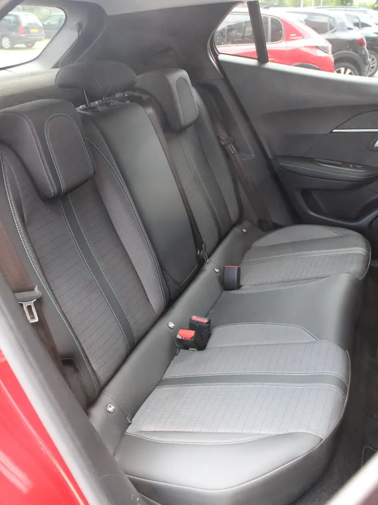 Peugeot 2008 1.2 PureTech Allure Camera, Trekhaak, Navigatie afbeelding 26