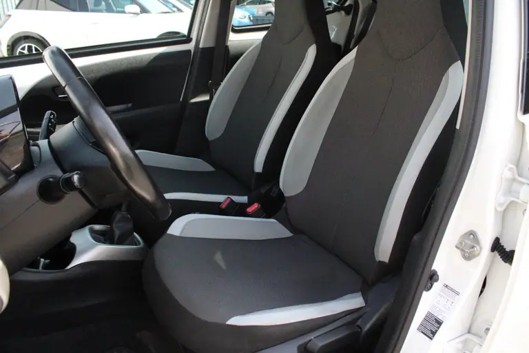 Toyota Aygo 1.0 VVT-i x-play Achteruitrijcamera, Airco, Bluetooth, Elektrische Ramen afbeelding 5