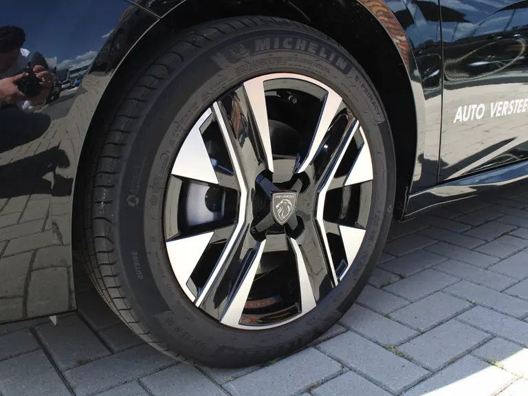 Peugeot 208 1.2 Hybrid 110PK e-DCS6 Allure Navigatie, 360 camera, Lichtmetalen velgen, Parkeerhulp voor & achter, Cruise Control afbeelding 7