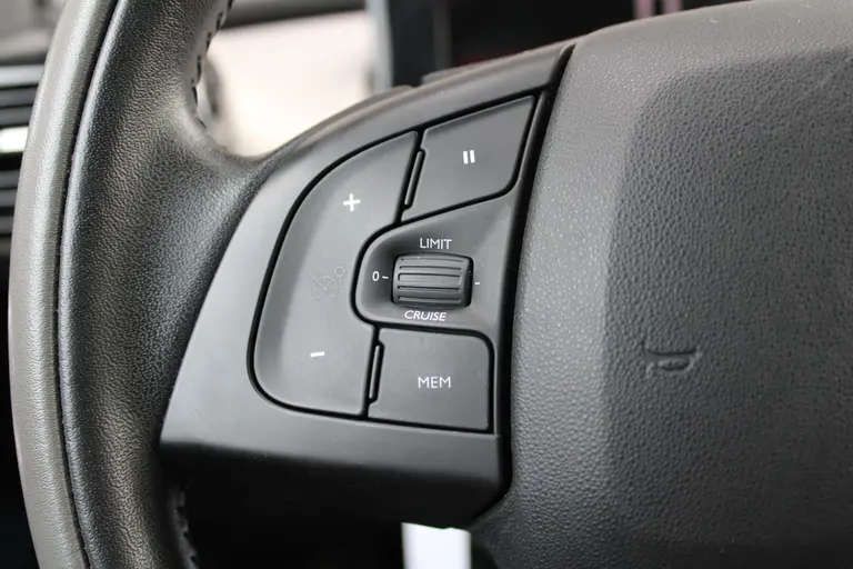 Citroën C4 Cactus 1.2 PureTech Shine Trekhaak, Navigatie, Airco, CruiseControl, Achteruitrijcamera afbeelding 14