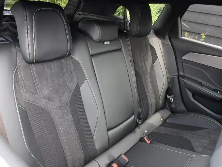 Peugeot e-308 SW GT 54 kWh 156PK Navigatie, Achteruitrijcamera, Stoel en Stuurverwarming, Parkeersensoren Voor & Achter afbeelding 13